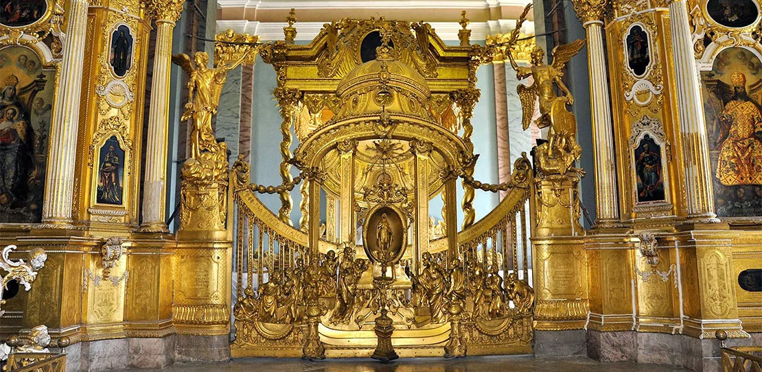 Иконостас Петропавловского собора в стиле барокко с Царскими вратами