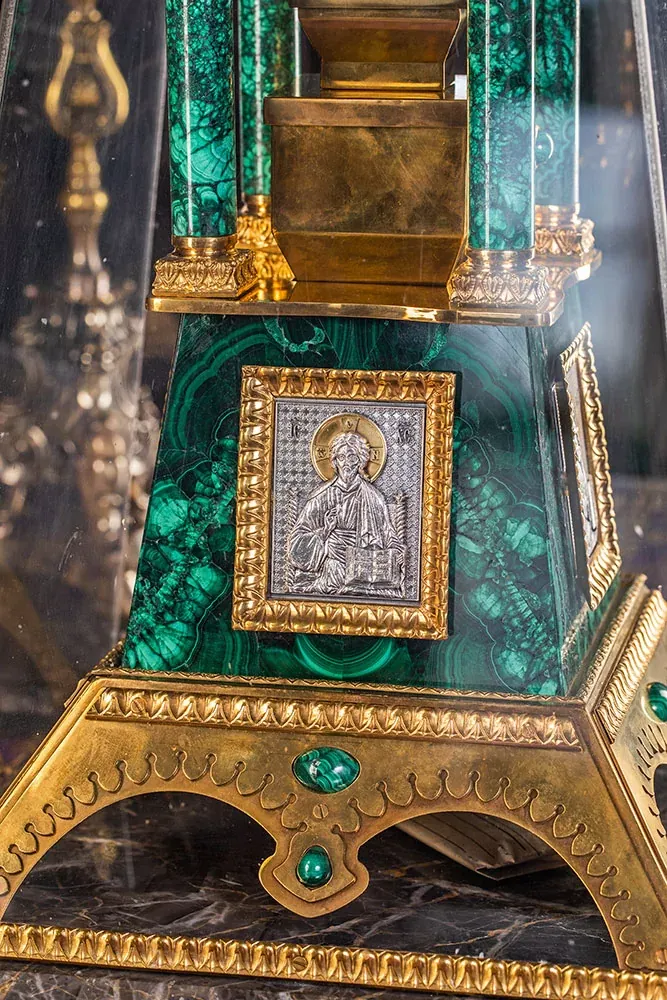 Дарохранительница из малахита и змеевика (арт. 106) — бронза, змеевик, малахит
