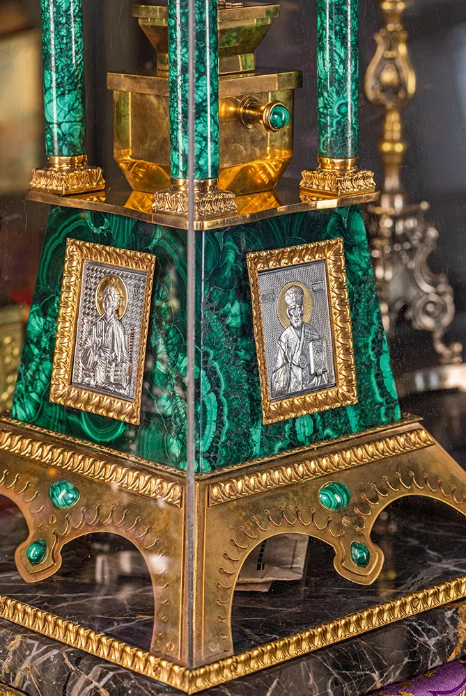 Дарохранительница из малахита и змеевика (арт. 106) — бронза, змеевик, малахит