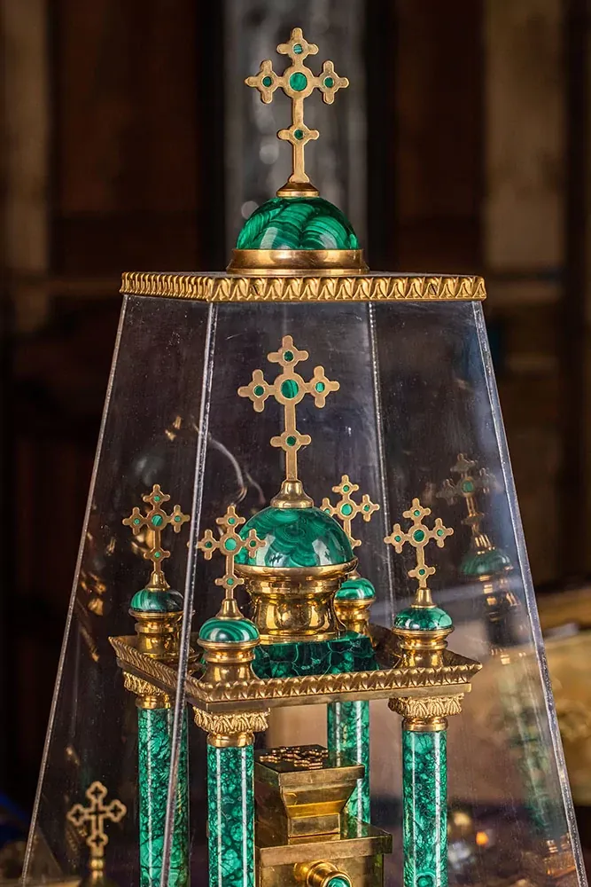 Дарохранительница из малахита и змеевика (арт. 106) — бронза, змеевик, малахит