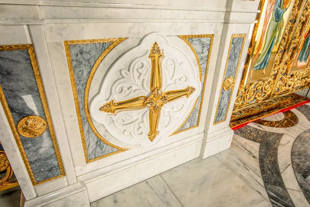Иконостас из белого мрамора и бронзы (арт. 119) — мрамор, коелга, бронза