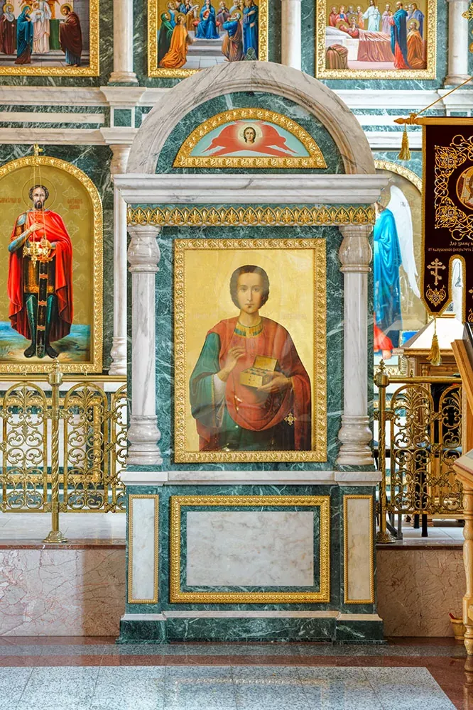 Напольный киот из змеевика и мрамора (арт. 66.5) — мрамор, бронза, змеевик