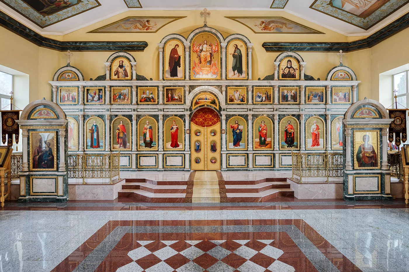 Иконостас из мрамора и змеевика, храм Пантелеимона (арт. 66) — мрамор, коелга, бронза, змеевик