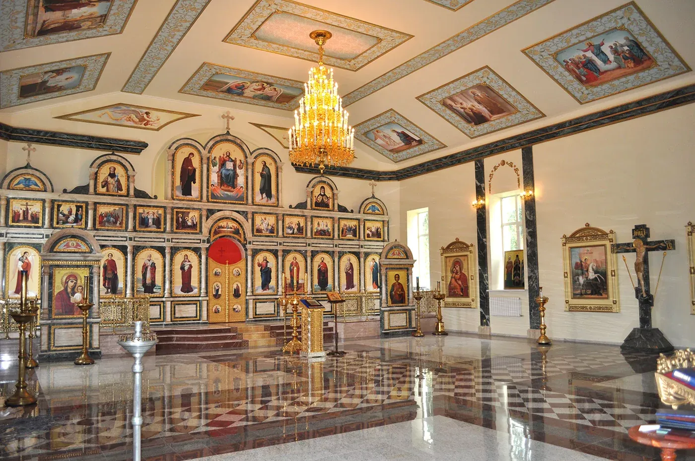 Иконостас из мрамора и змеевика, храм Пантелеимона (арт. 66) — мрамор, коелга, бронза, змеевик