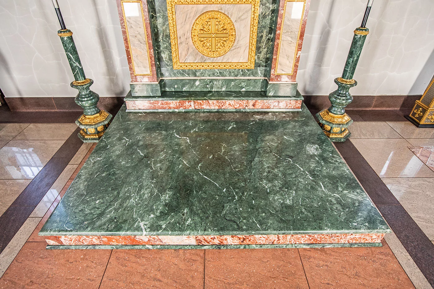 Высокий киот из змеевика, Кардинала и мрамора (арт. 75.1) — мрамор, кардинал, бронза, змеевик