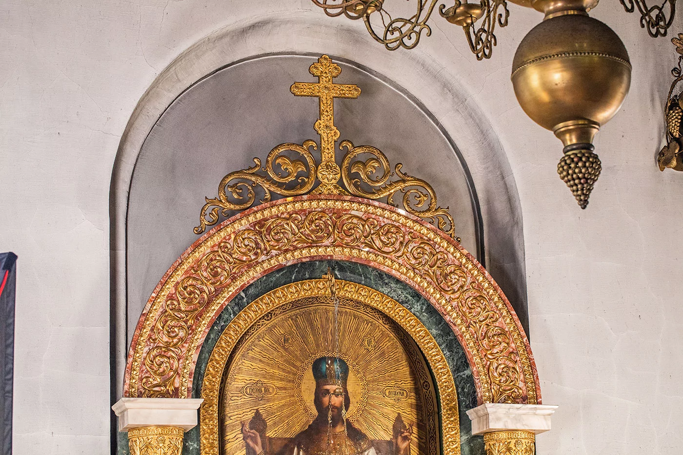 Высокий киот из змеевика, Кардинала и мрамора (арт. 75.1) — мрамор, кардинал, бронза, змеевик