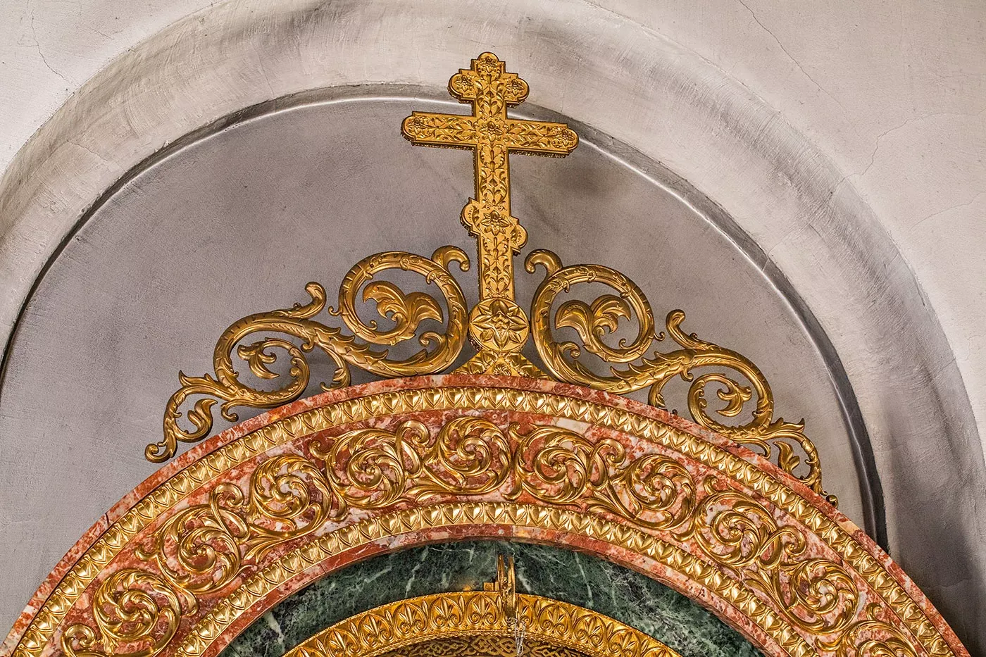 Высокий киот из змеевика, Кардинала и мрамора (арт. 75.1) — мрамор, кардинал, бронза, змеевик