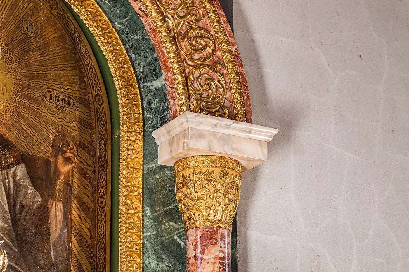 Высокий киот из змеевика, Кардинала и мрамора (арт. 75.1) — мрамор, кардинал, бронза, змеевик