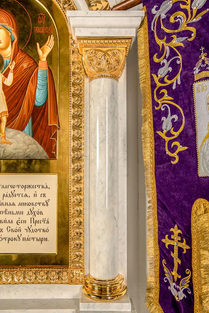 Высокий киот из белого мрамора с бронзой (арт. 75.19.1) — мрамор, бронза