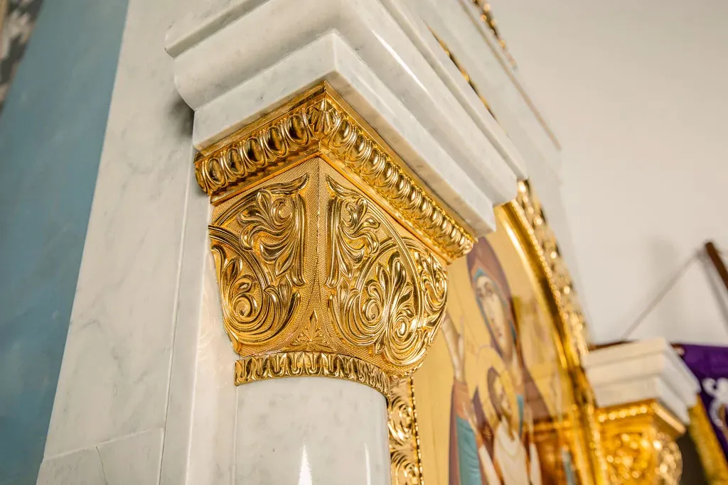 Высокий киот из белого мрамора с бронзой (арт. 75.19.1) — мрамор, бронза