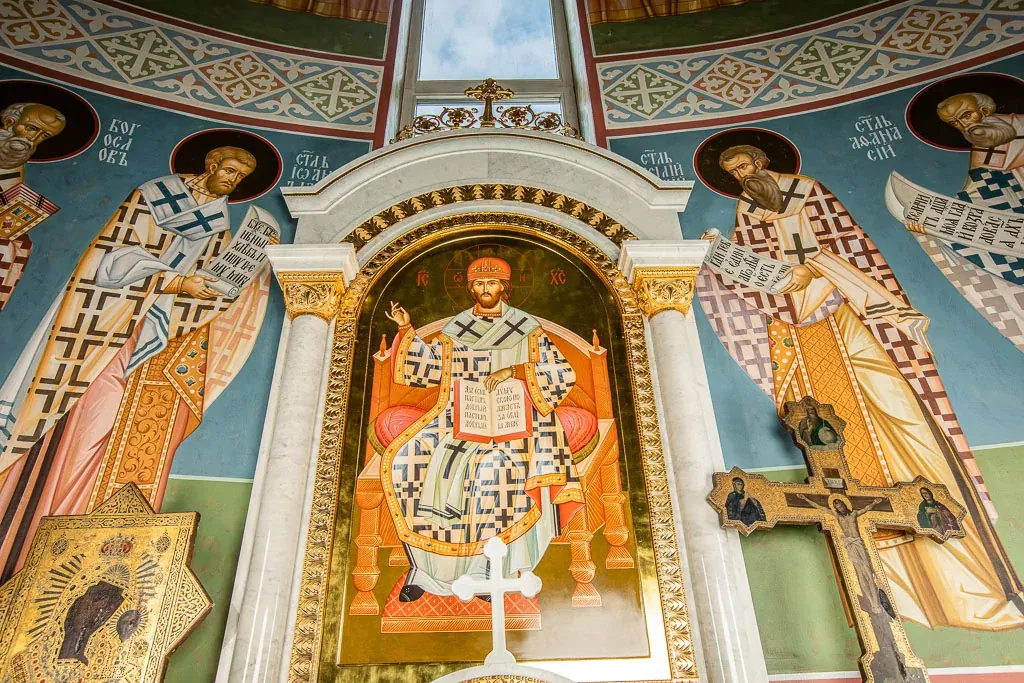 Киот на Горнее место из белого мрамора (арт. 75.19) — мрамор, коелга, бронза