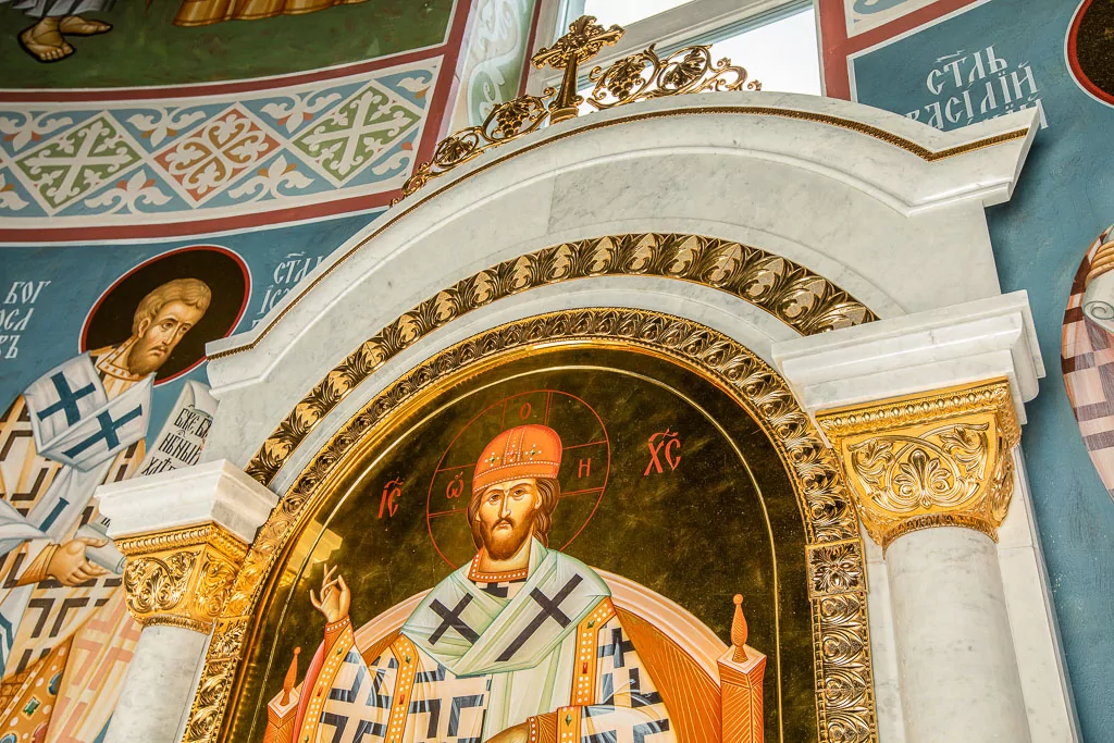 Киот на Горнее место из белого мрамора (арт. 75.19) — мрамор, коелга, бронза