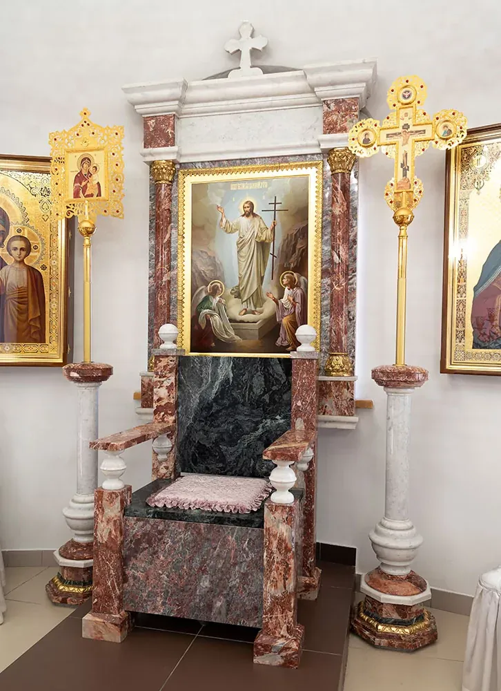 Киот из мрамора с колоннами из Кардинала (арт. 75.9) — мрамор, коелга, кардинал, бронза