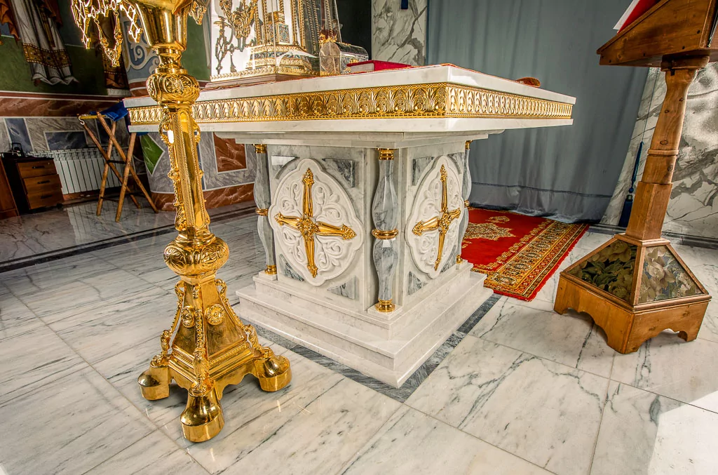 Облачение престола из белого мрамора с бронзой (арт. 81.19) — мрамор, коелга, бронза