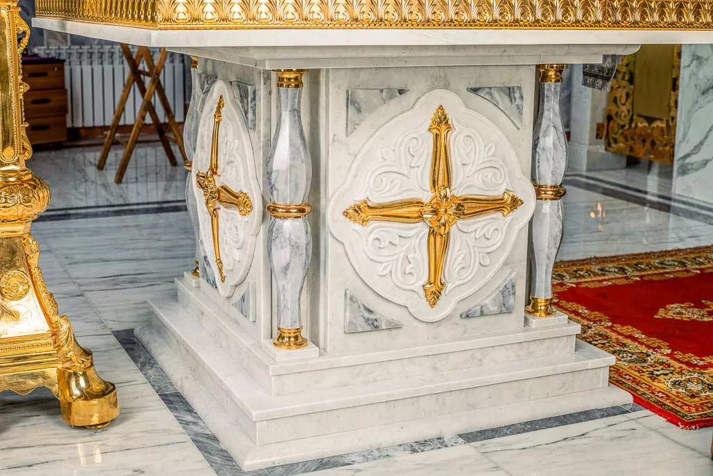 Облачение престола из белого мрамора с бронзой (арт. 81.19) — мрамор, коелга, бронза