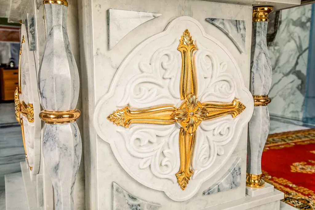 Облачение престола из белого мрамора с бронзой (арт. 81.19) — мрамор, коелга, бронза