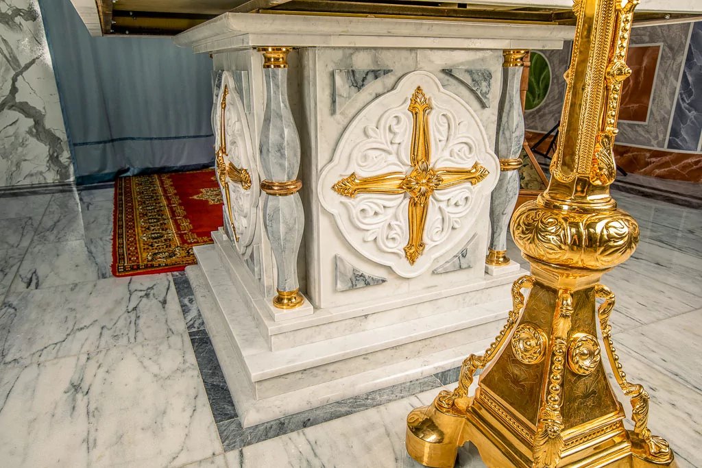 Облачение престола из белого мрамора с бронзой (арт. 81.19) — мрамор, коелга, бронза