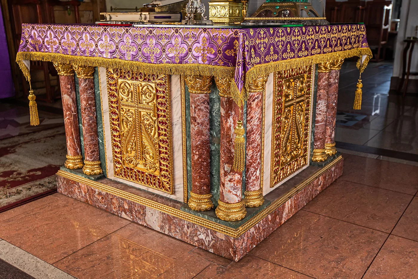 Облачение престола из мрамора, змеевика и Кардинала (арт. 81.3) — мрамор, кардинал, бронза, змеевик