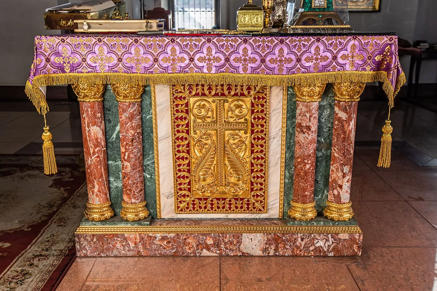 Облачение престола из мрамора, змеевика и Кардинала (арт. 81.3) — мрамор, кардинал, бронза, змеевик