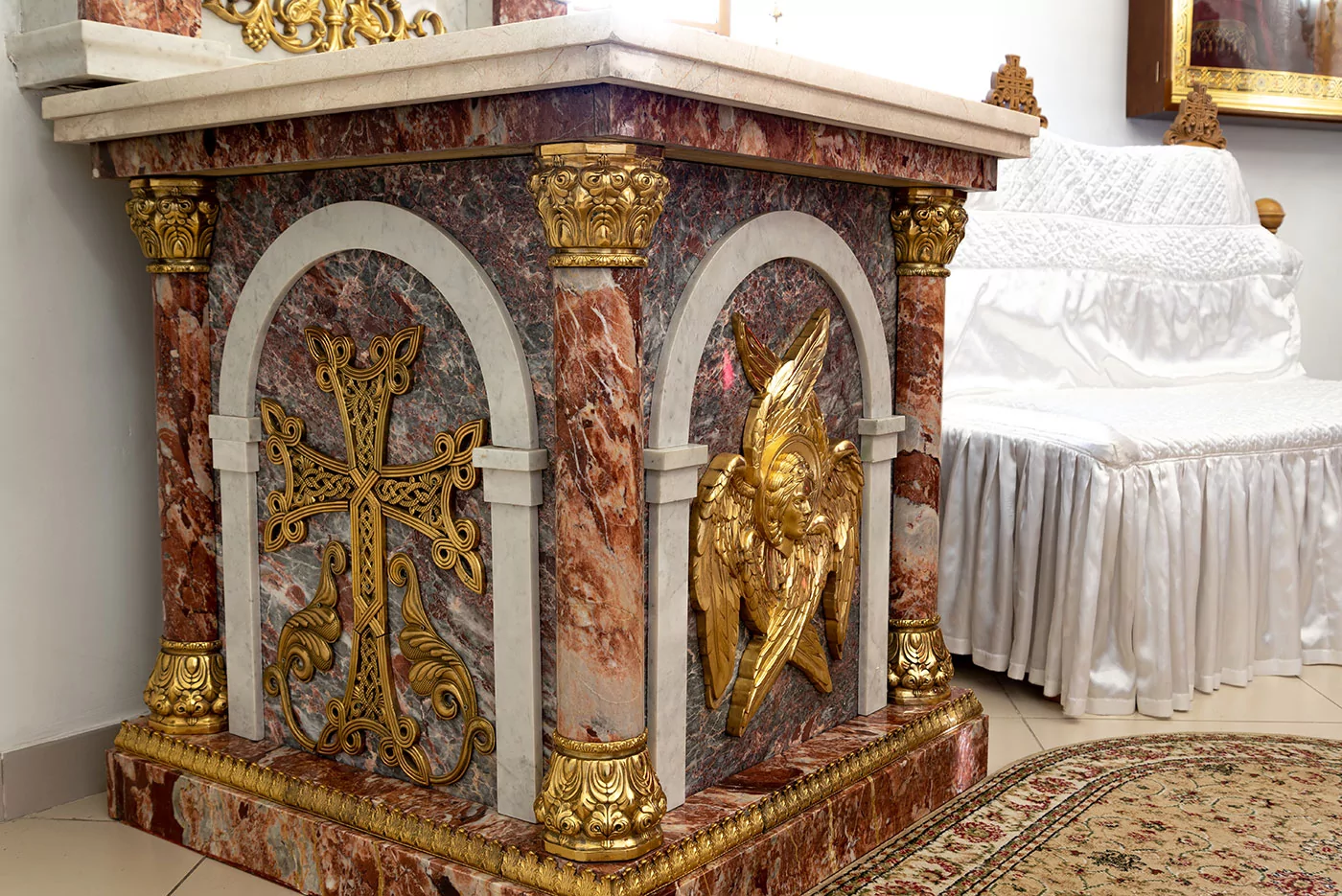 Жертвенник из мрамора и Кардинала с бронзой (арт. 82.1) — мрамор, коелга, кардинал, бронза