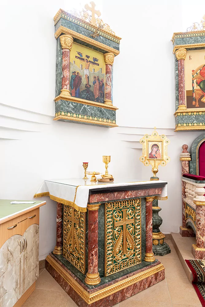 Жертвенник из змеевика и Кардинала (арт. 82.2) — кардинал, бронза, змеевик