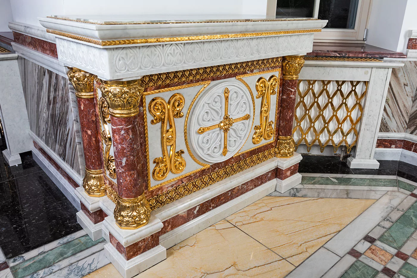 Жертвенник из мрамора с колоннами из Кардинала (арт. 82.6) — мрамор, коелга, кардинал, бронза