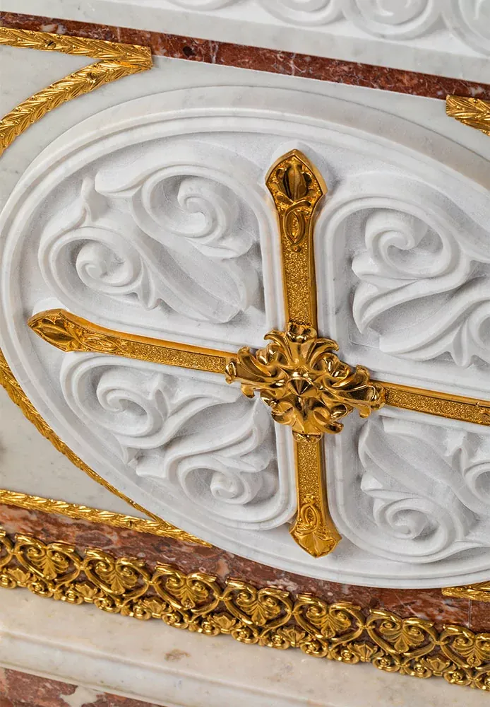 Жертвенник из мрамора с колоннами из Кардинала (арт. 82.6) — мрамор, коелга, кардинал, бронза