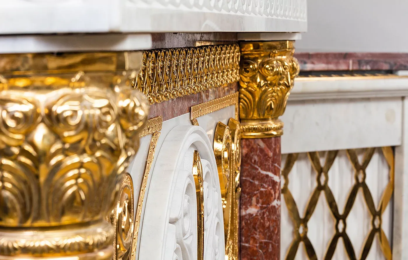 Жертвенник из мрамора с колоннами из Кардинала (арт. 82.6) — мрамор, коелга, кардинал, бронза