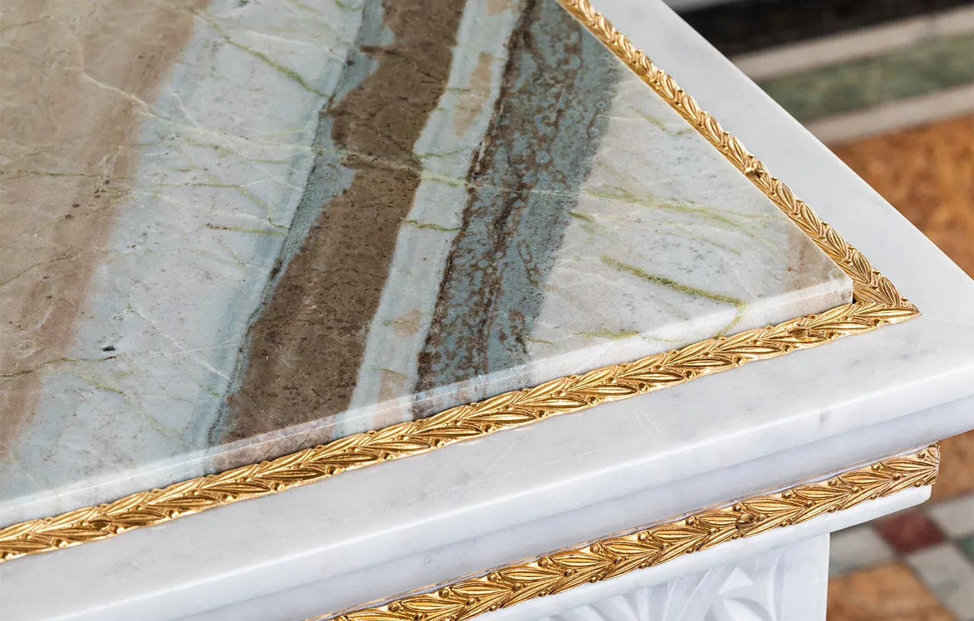 Жертвенник из мрамора с колоннами из Кардинала (арт. 82.6) — мрамор, коелга, кардинал, бронза