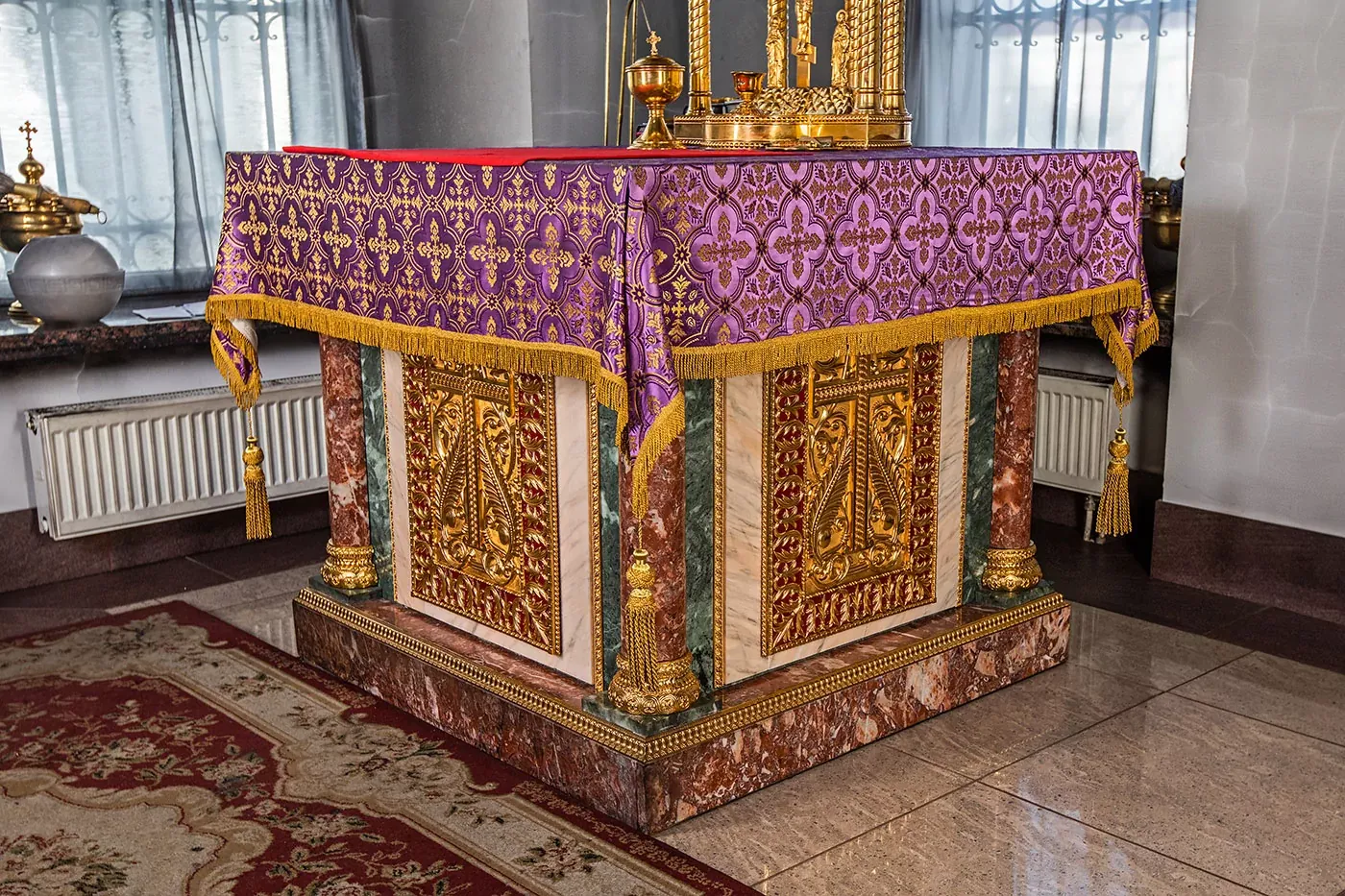 Жертвенник из мрамора, змеевика и Кардинала (арт. 82) — мрамор, кардинал, бронза, змеевик