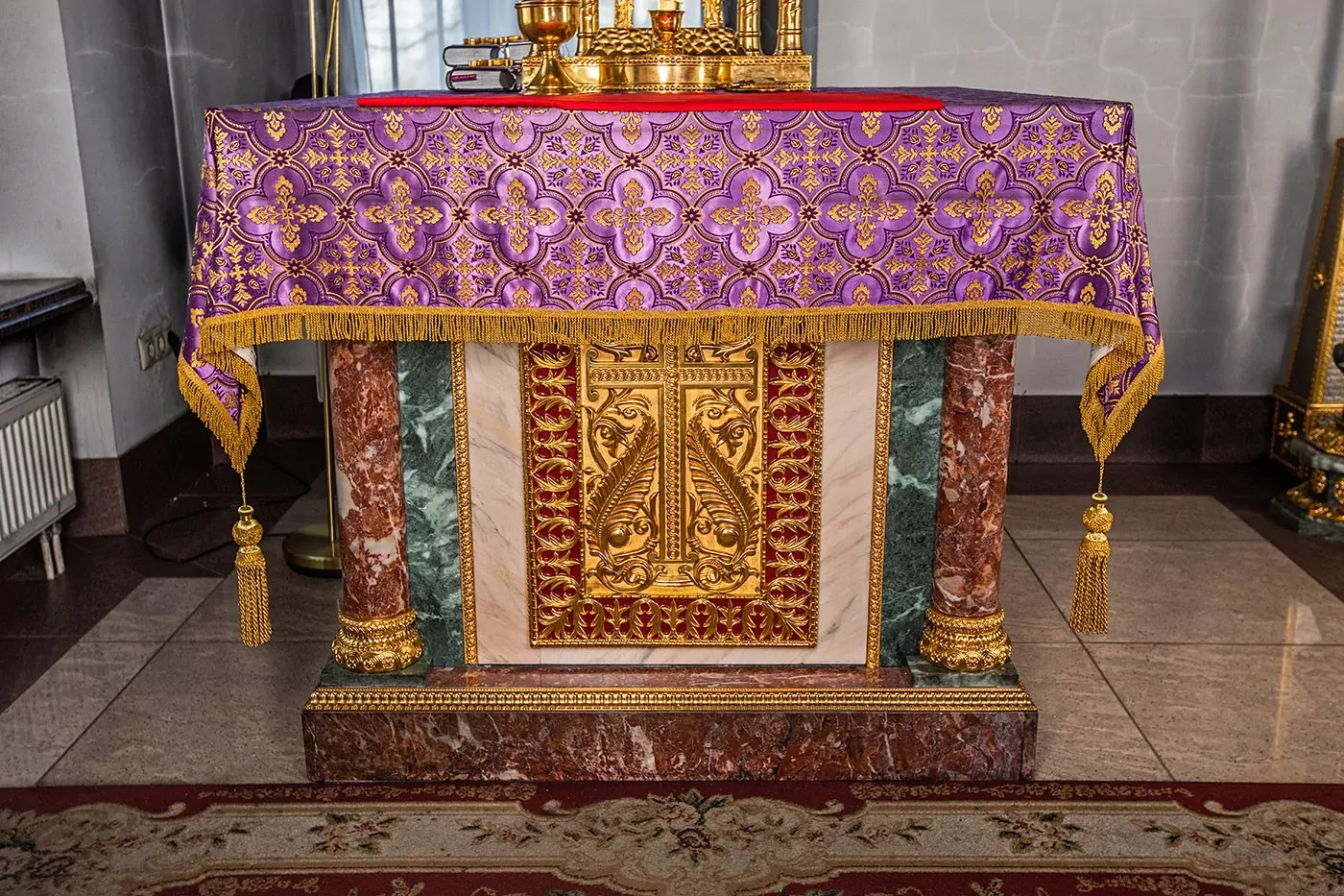 Жертвенник из мрамора, змеевика и Кардинала (арт. 82) — мрамор, кардинал, бронза, змеевик