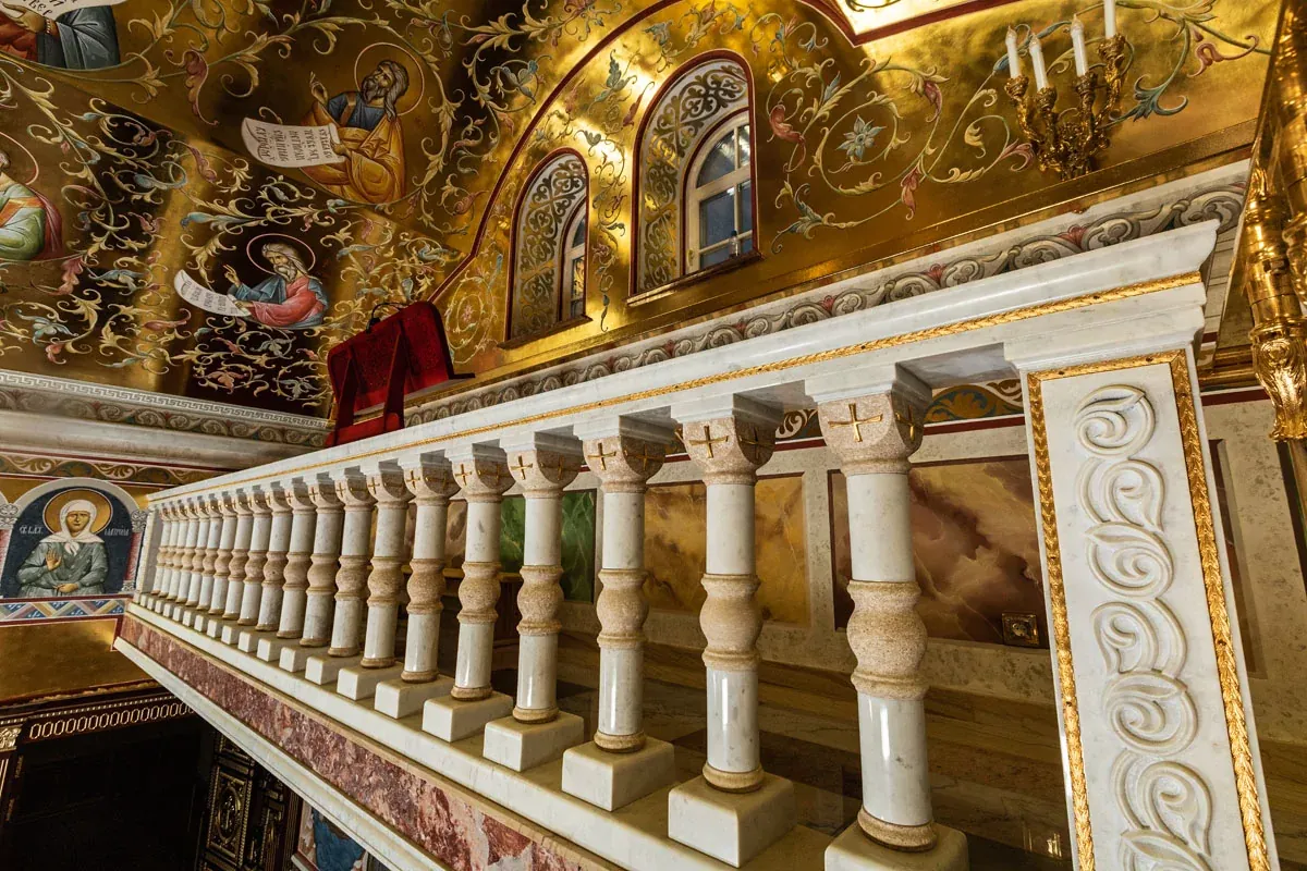 Перила из мрамора и Коелги на хорах (арт. 86.4) — мрамор, коелга, бронза