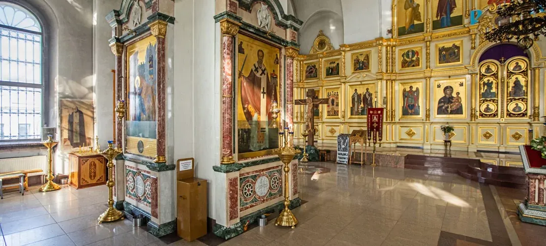 Напольные киоты из мрамора и змеевика с бронзой в храме Христа Спасителя в деревне Авдотьино
